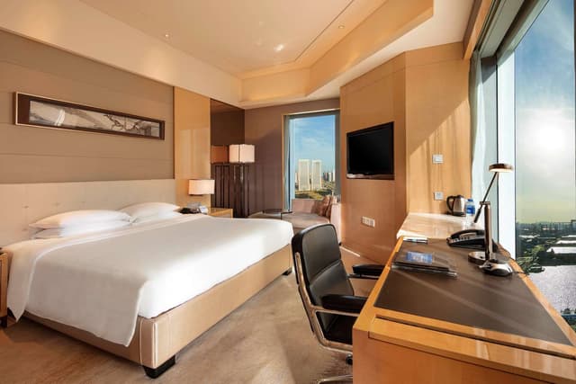 1 KING DELUXE CORNER ROOM