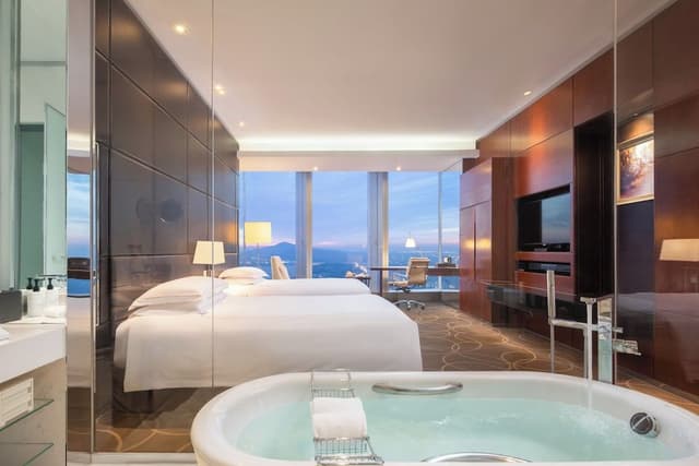 Classic Room, 1 King Bed, Club Lounge Access, Lake View