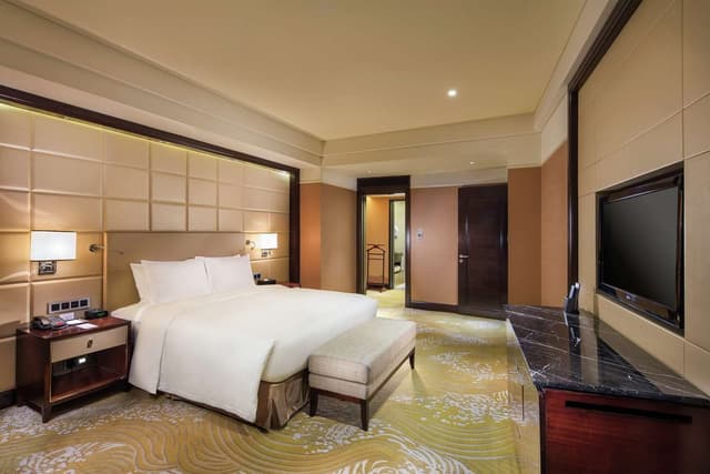 1 KING BED PREMIER SUITE