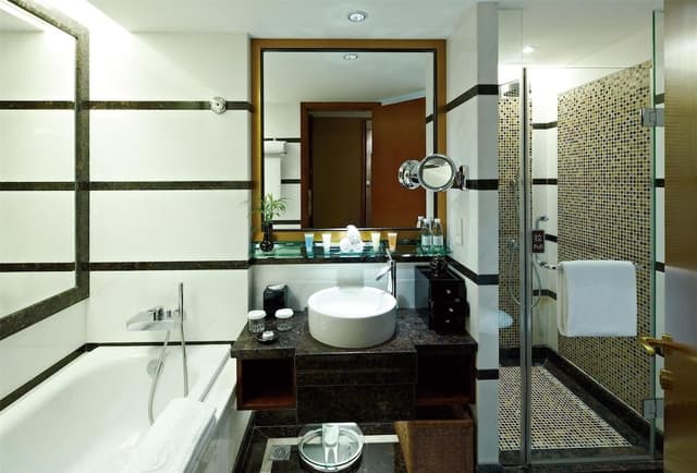 Basic Room, 2 Twin Beds, City View