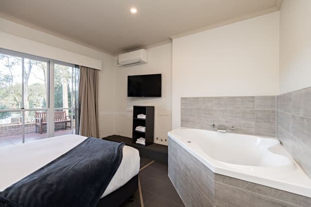 Signature Suite, 2 Bedrooms, Jetted Tub, Lake View, Free Wi-Fi & Parking