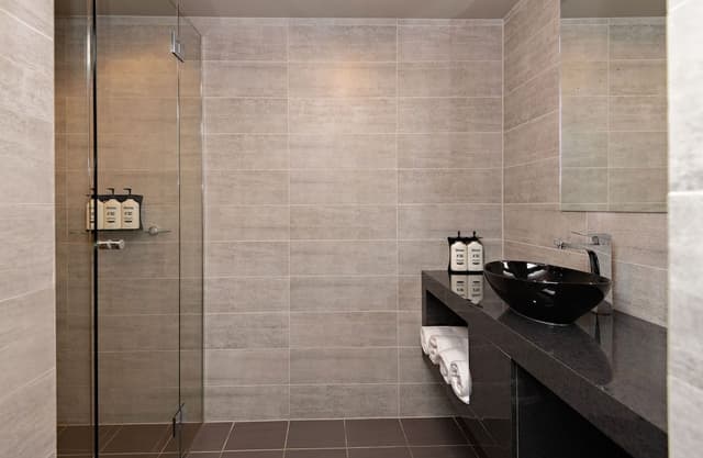 Signature Suite, 2 Bedrooms, Jetted Tub, Lake View, Free Wi-Fi & Parking