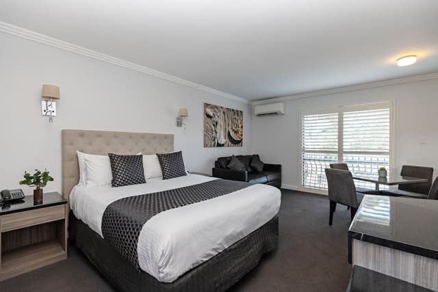 Junior Suite, 2 Bedrooms, Jetted Tub, Garden View, Free Wi-Fi & Parking