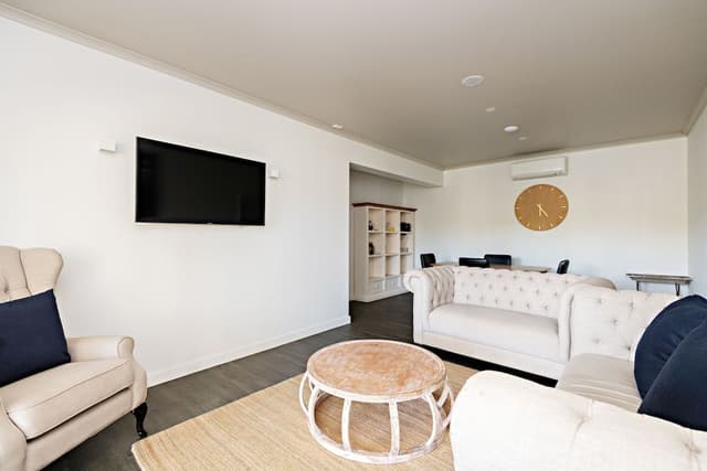 Signature Suite, 2 Bedrooms, Jetted Tub, Lake View, Free Wi-Fi & Parking