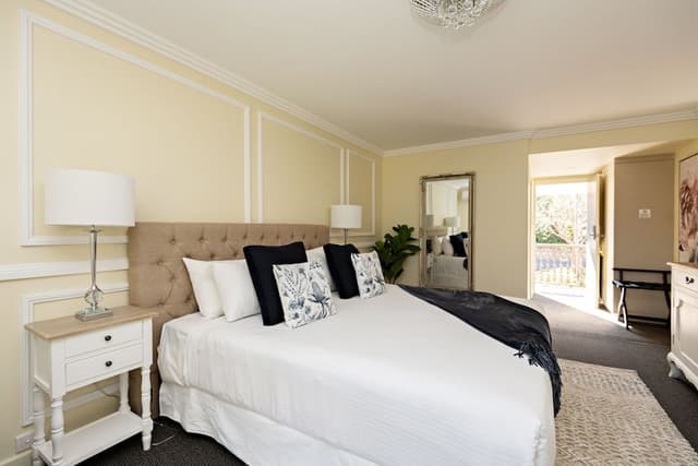 Executive Room, 1 King Bed, Jetted Tub, Free Wi-Fi & Parking