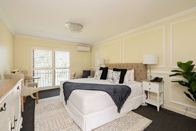 Executive Room, 1 King Bed, Jetted Tub, Free Wi-Fi & Parking