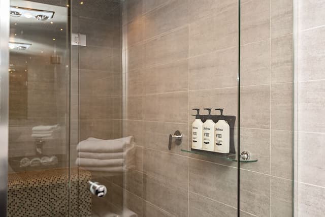 Signature Suite, 2 Bedrooms, Jetted Tub, Lake View, Free Wi-Fi & Parking