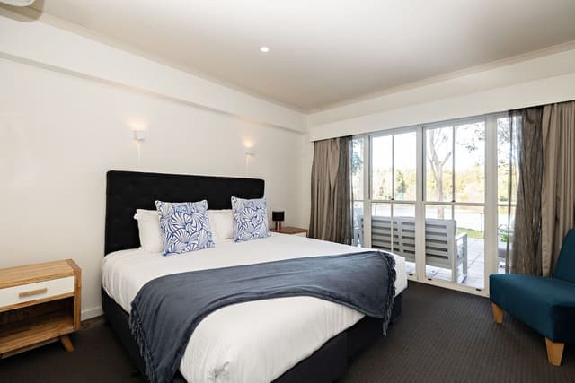 Signature Suite, 2 Bedrooms, Jetted Tub, Lake View, Free Wi-Fi & Parking