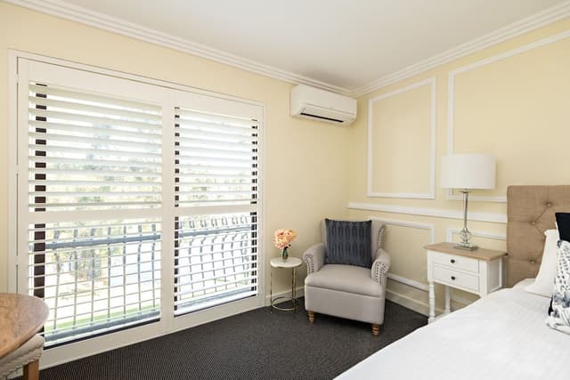 Executive Room, 1 King Bed, Jetted Tub, Free Wi-Fi & Parking