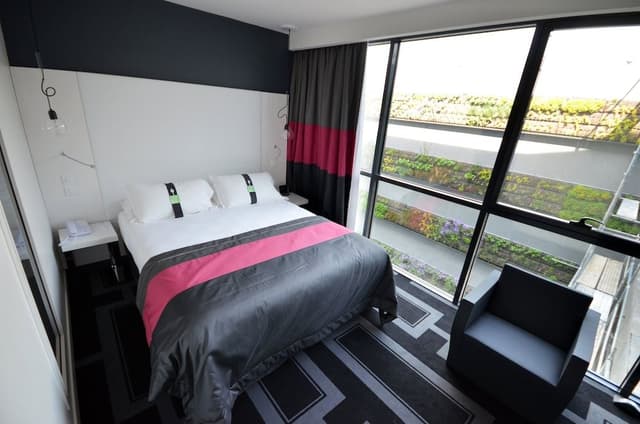 Standard Room, 1 Queen Bed (Bath/Shower Combo)