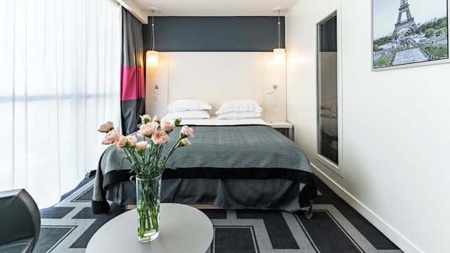 Standard Room, 1 Queen Bed (Bath/Shower Combo)