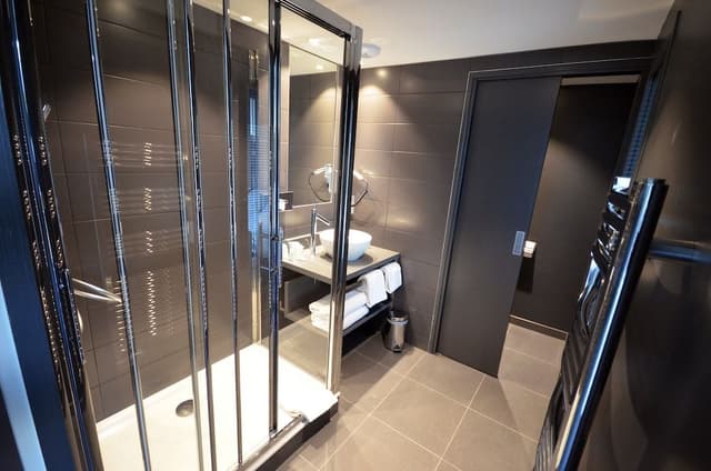Standard Room, 1 Queen Bed (Bath/Shower Combo)