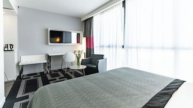 Standard Room, 1 Queen Bed (Bath/Shower Combo)