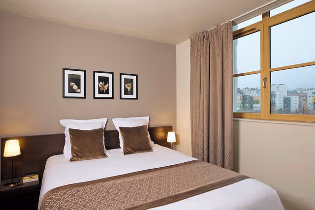 Duplex, One Queen Bed