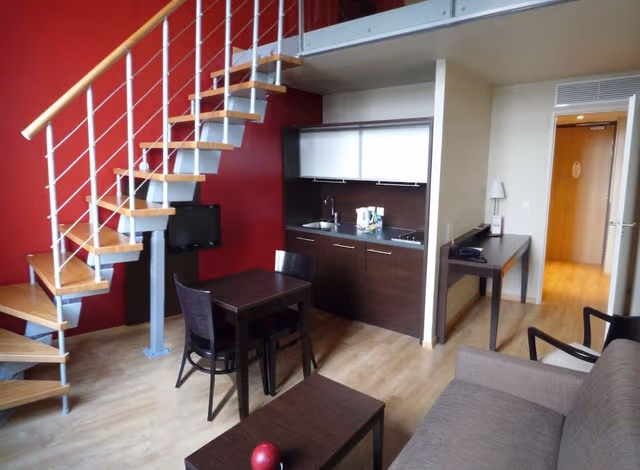 Duplex, One Queen Bed