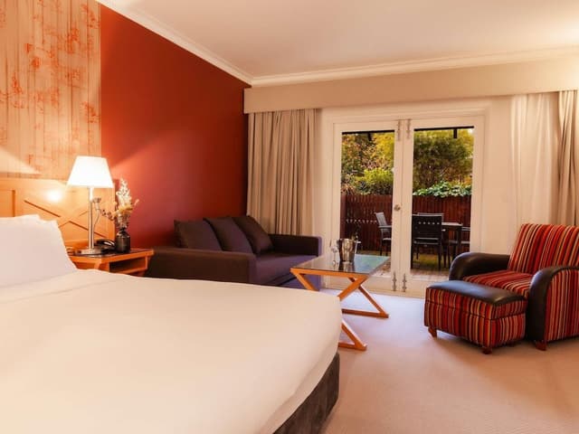 Superior Room, 1 King Bed, Courtyard Area