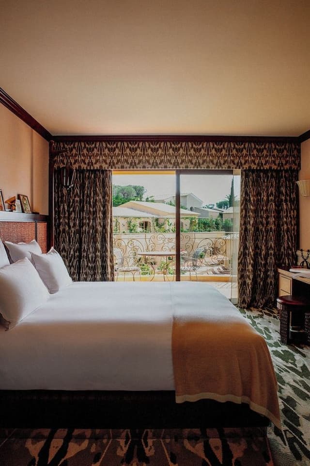Room, Pool View
