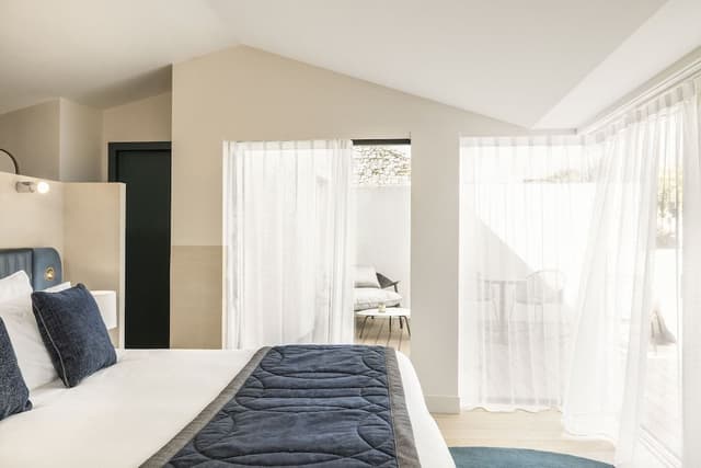 Suite 1923