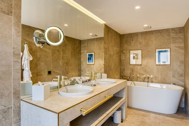 Suite 1923