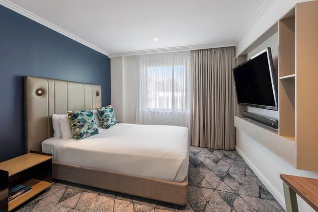 Deluxe Studio, 1 Queen Bed (Upper)