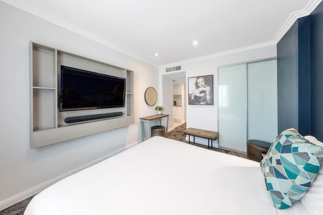 Deluxe Studio, 1 Queen Bed (Upper)
