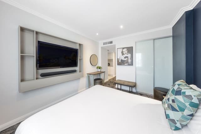 Deluxe Studio, 1 Queen Bed (Upper)
