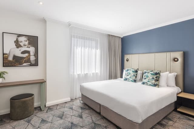 Deluxe Studio, 1 Queen Bed (Upper)