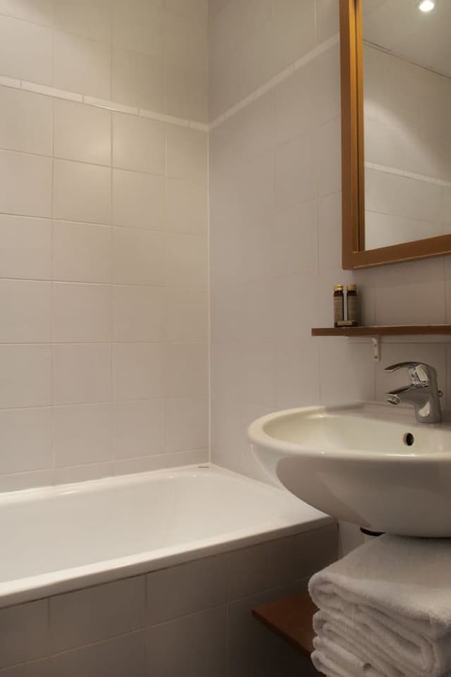 Traditional Double Room, Bathtub