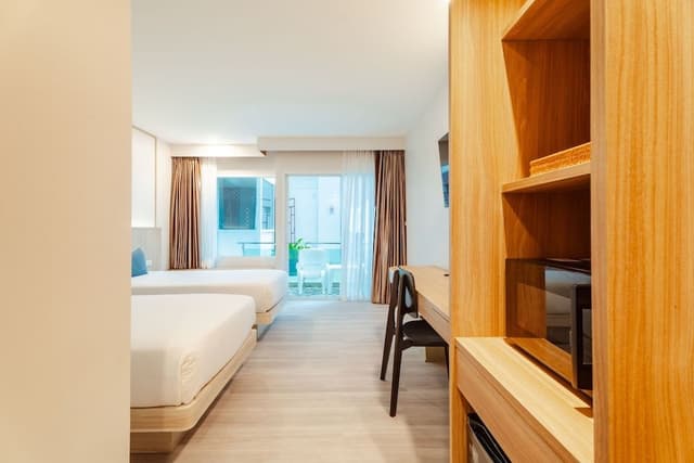 Deluxe Room, Pool Access