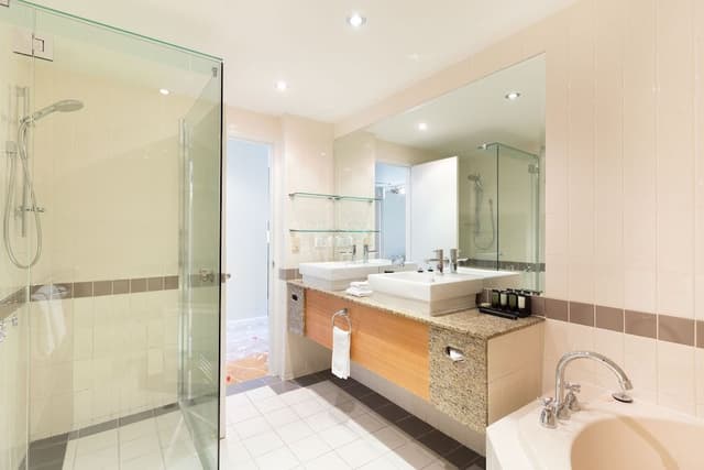 Executive Suite, Jetted Tub (Includes bottle of Champagne)