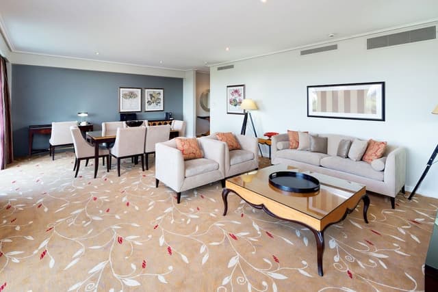 Executive Suite, Jetted Tub (Includes bottle of Champagne)