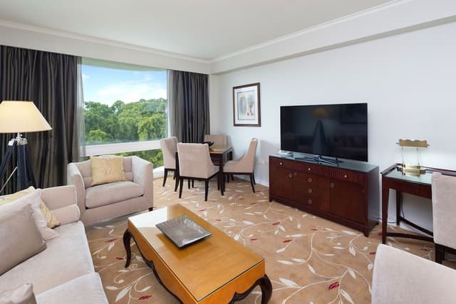 Deluxe Suite, Jetted Tub (includes bottle of sparkling wine)
