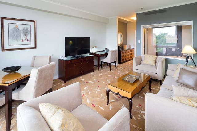 Deluxe Suite, Jetted Tub (includes bottle of sparkling wine)