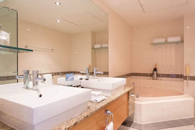 Executive Suite, Jetted Tub (Includes bottle of Champagne)