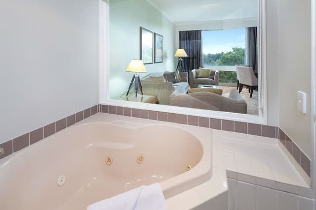 Deluxe Suite, Jetted Tub (includes bottle of sparkling wine)