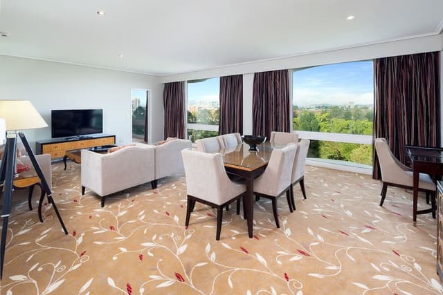 Executive Suite, Jetted Tub (Includes bottle of Champagne)