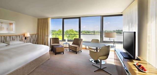 Deluxe Room, 1 King Bed (Club Access)