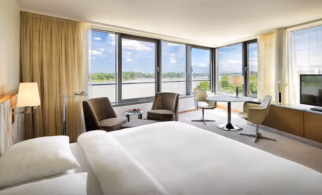 Deluxe Room, 1 King Bed (Club Access)