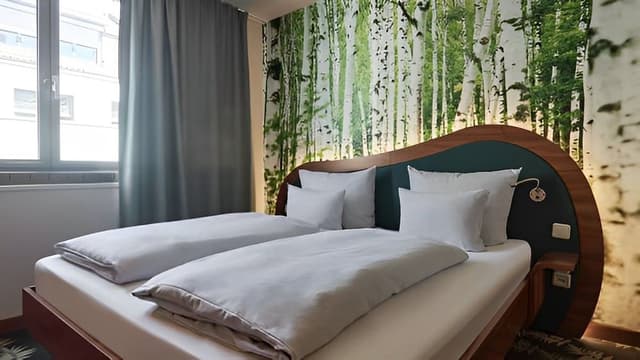 Double Room (street side)