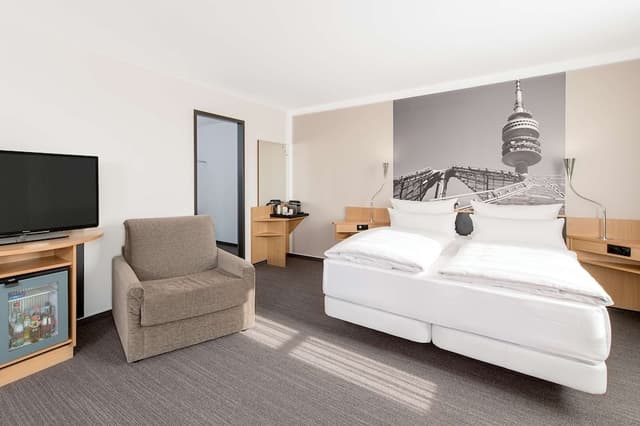Family Room (2 adults + 1 child)