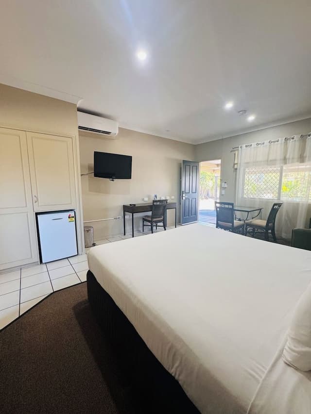 Deluxe Room, 1 King Bed, Non Smoking, Jetted Tub