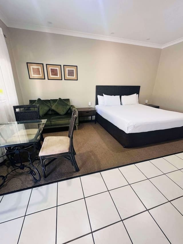 Deluxe Room, 1 King Bed, Non Smoking, Jetted Tub