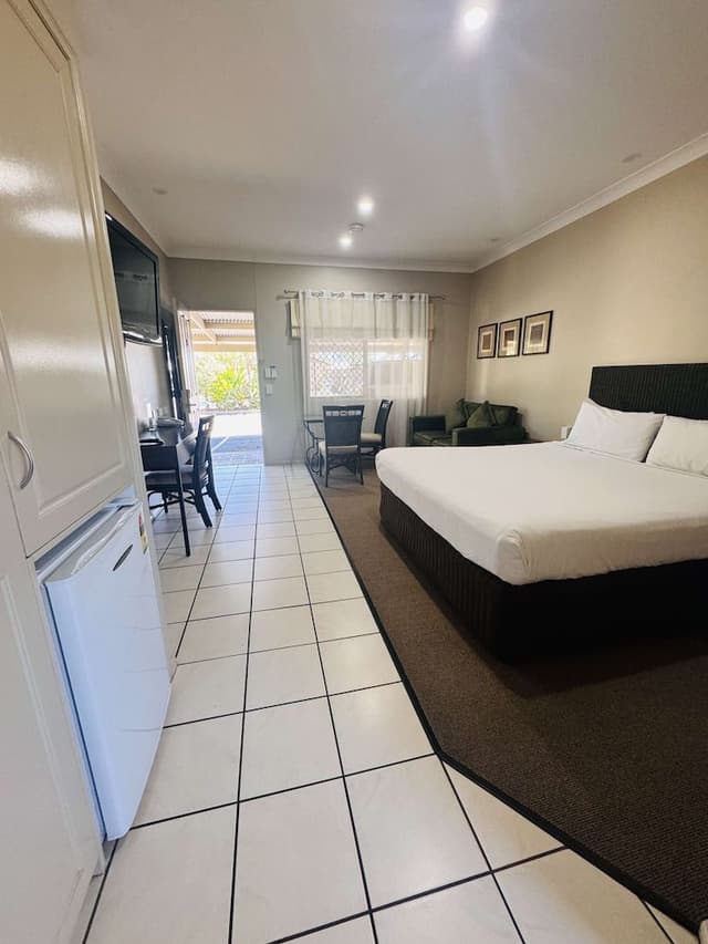 Deluxe Room, 1 King Bed, Non Smoking, Jetted Tub