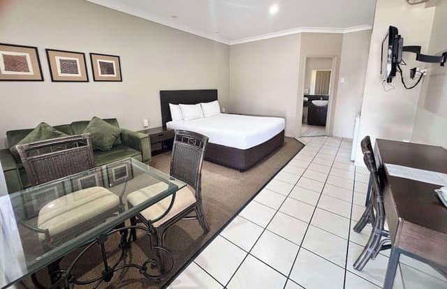 Deluxe Room, 1 King Bed, Non Smoking, Jetted Tub