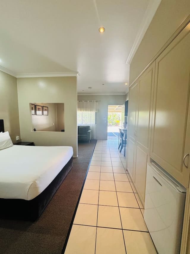 Deluxe Room, 1 King Bed, Non Smoking, Jetted Tub