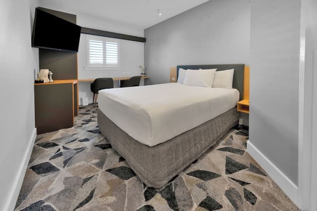 Deluxe Queen Room