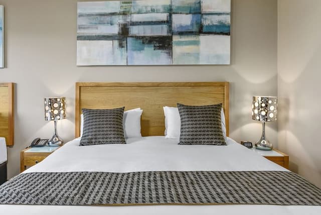 Deluxe Room, King Twin