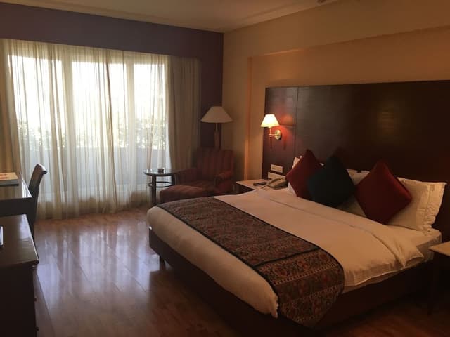 The Lalit Deluxe Room King Bed