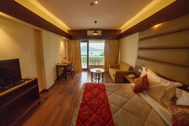 Super Deluxe Lake Facing Room