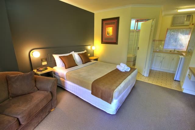 Deluxe Queen Spa Room